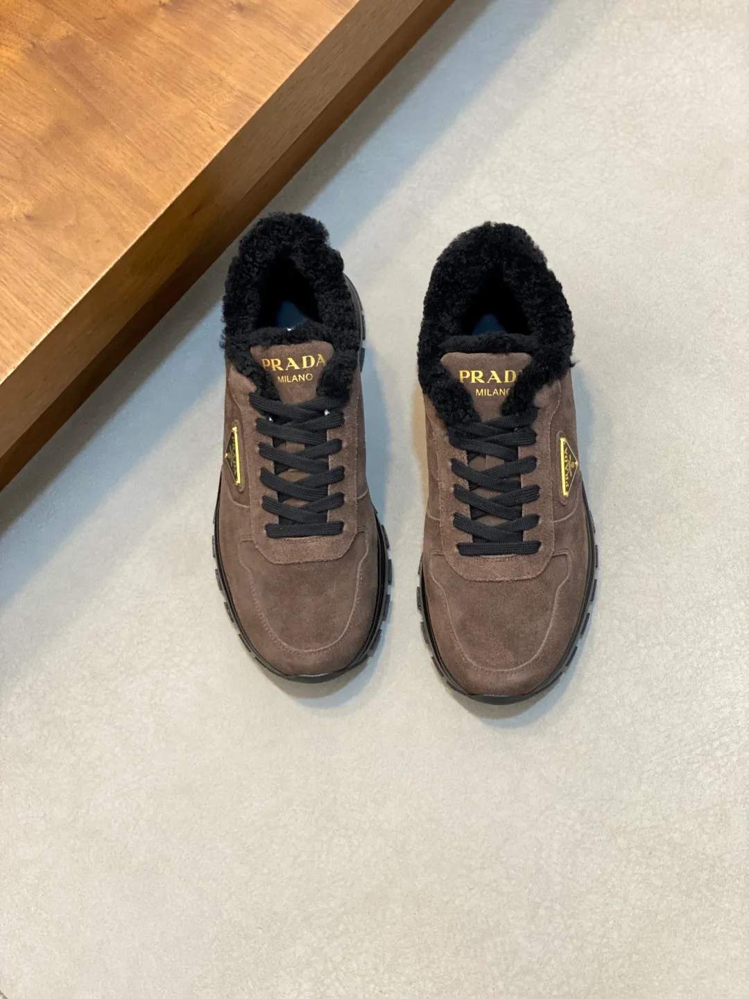 💰780 Prada/Prada Autumn and winter men's leather lace-up sneakers. Top-quality goods produced in Dongguan. Imported Nappa cowhide leather upper with raised layered design. Light and breathable, soft and comfortable. Genuine calfskin leather edging has a distinctive sporty style. The leather tongue is equipped with the classic PRADA letter red rubber label badge to fully display the brand style. The transparent air-cushion midsole is equipped with a lightweight tread rubber outsole. It is light and increased by about 4CM. The inner lining is Excellent foot feel. Comes with original packaging. 38-44 (customized at 45). Size: 39-40-41-42-43-44. Standard leather shoe size.